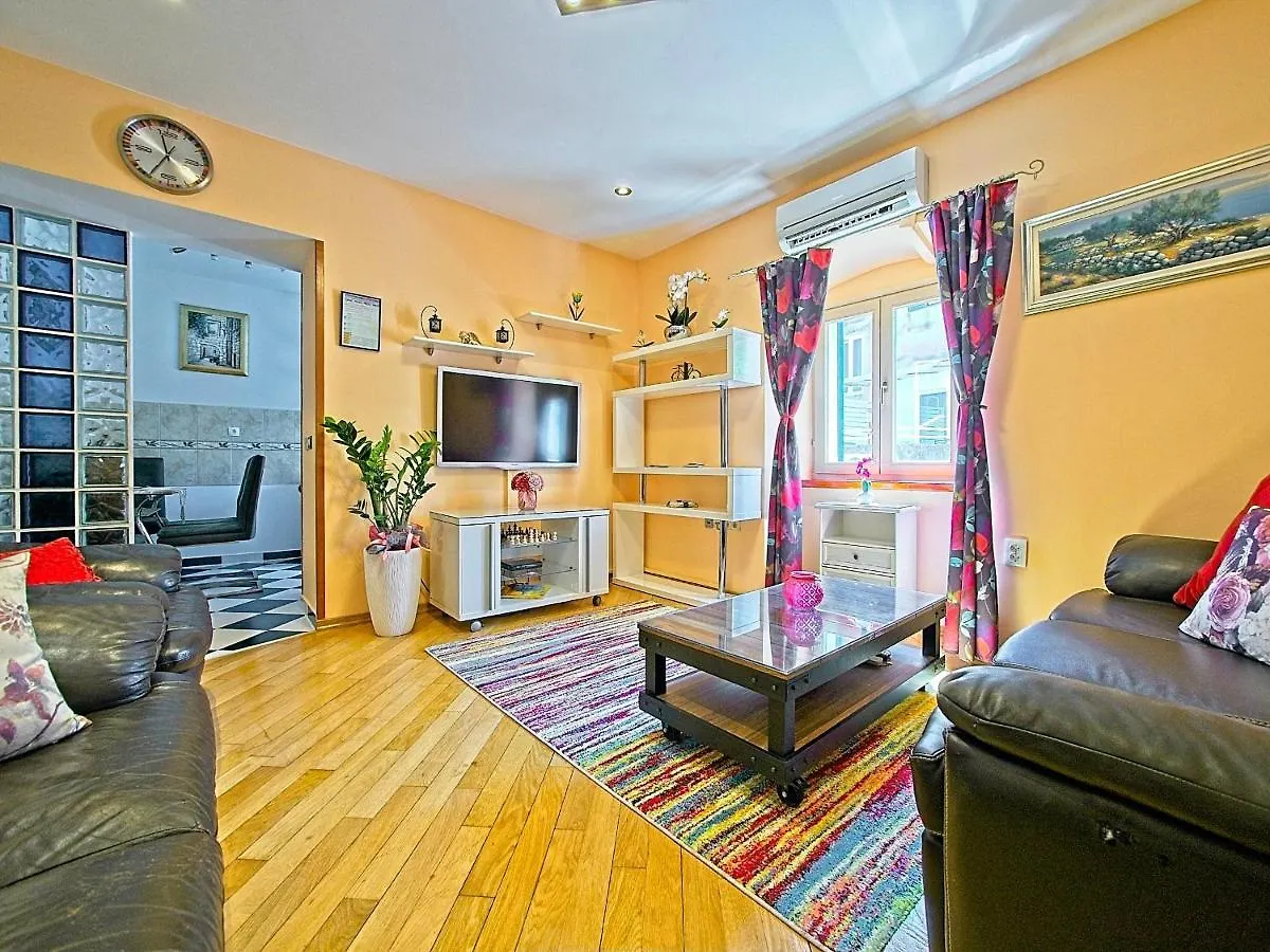 Nina Apartment Split