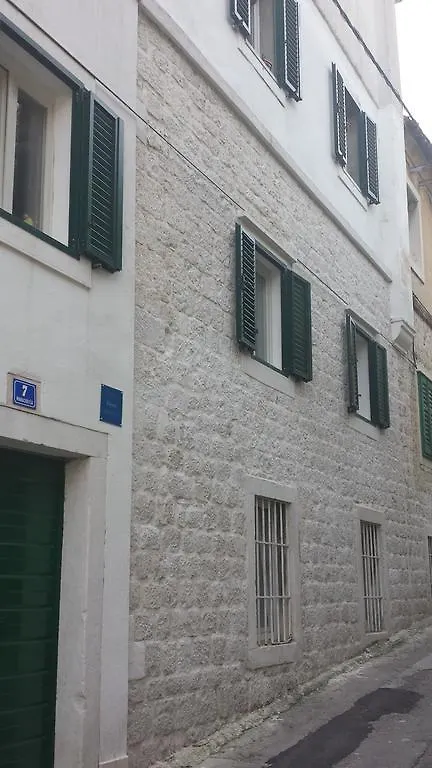 Nina Apartment Split
