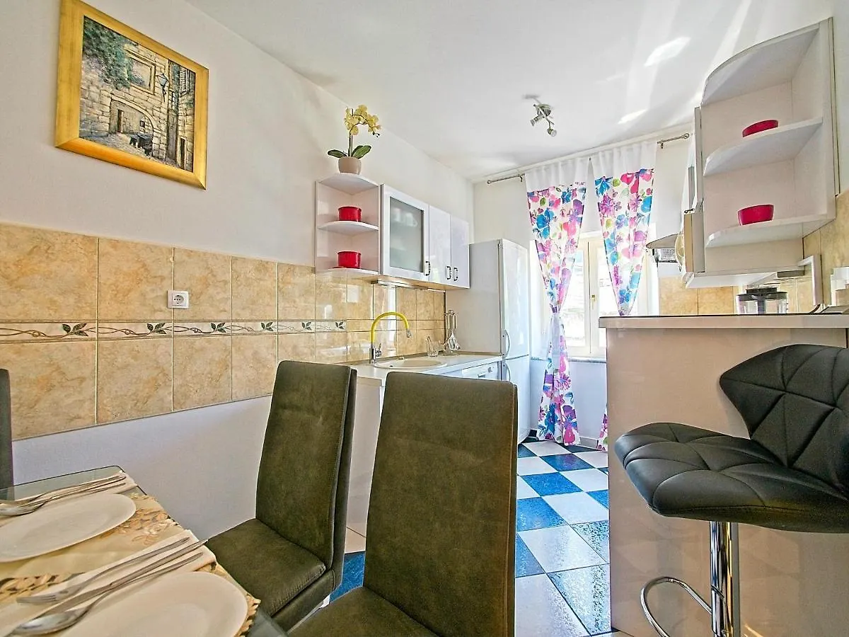 Nina Apartment Split
