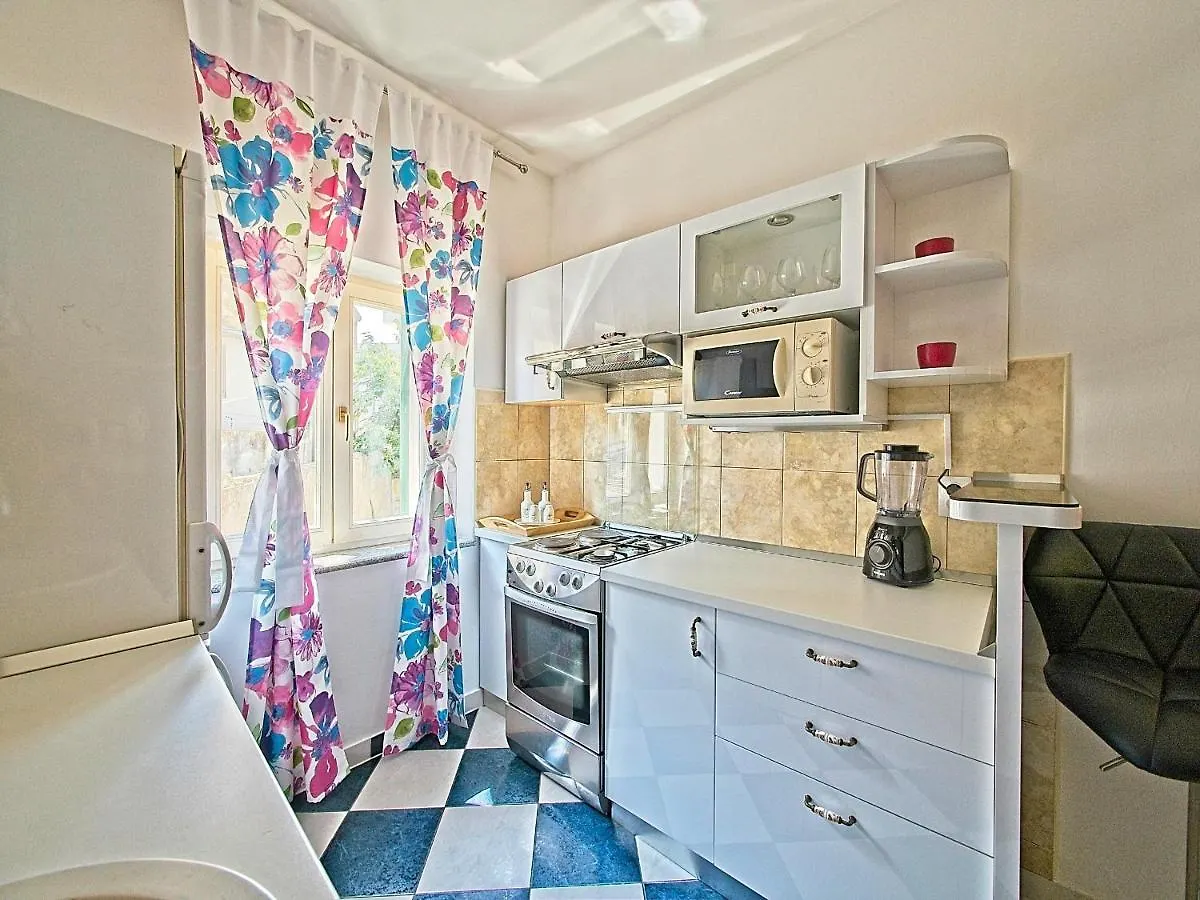 Nina Apartment Split