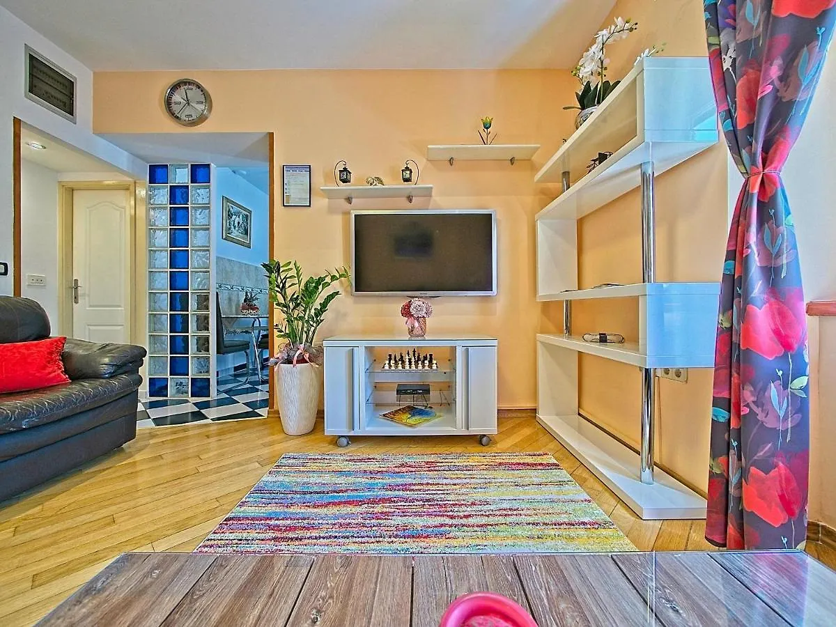 Nina Apartment Split