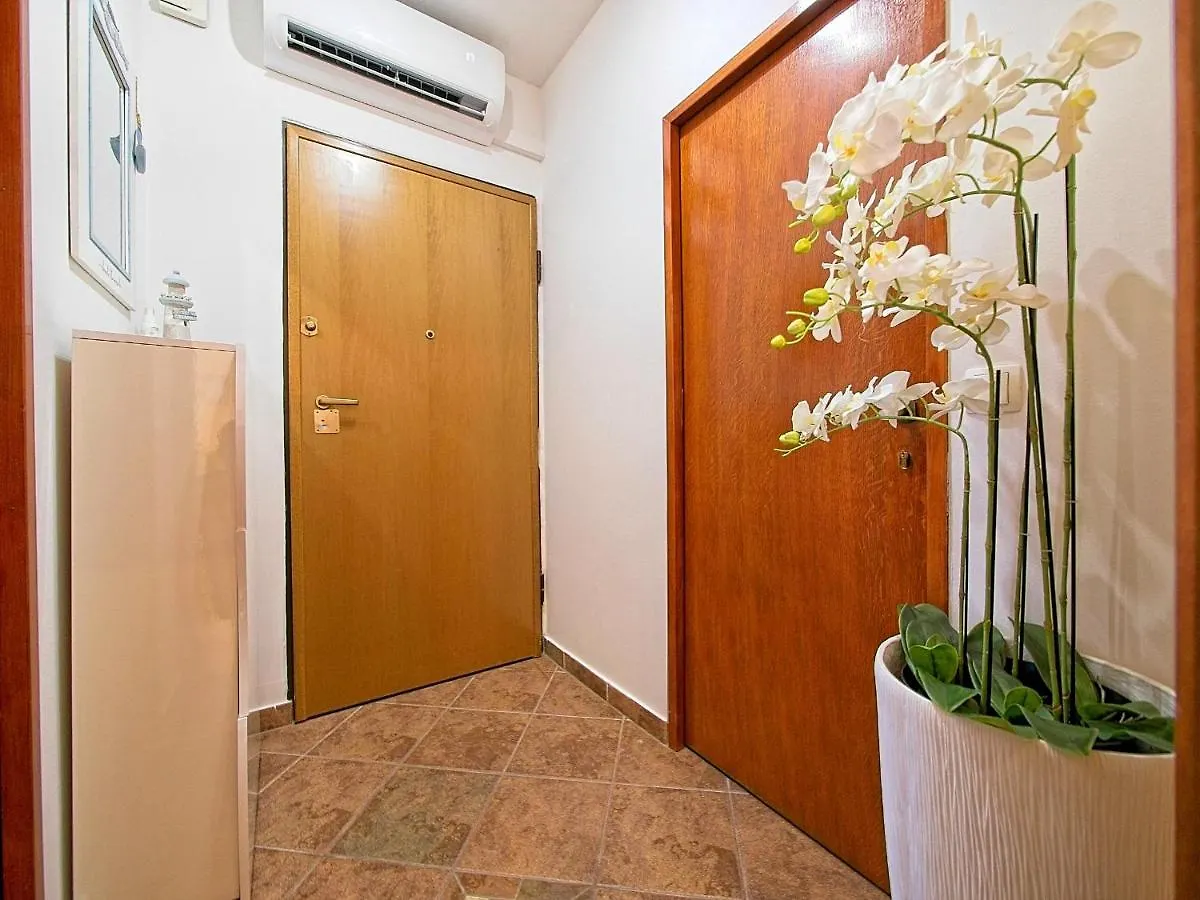 Nina Apartment Split